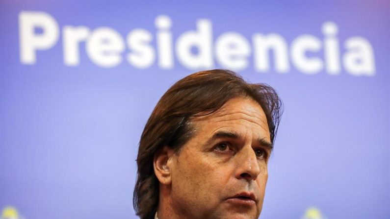 El presidente de Uruguay, Luis Lacalle Pou, habla durante una conferencia de prensa, en Montevideo (Uruguay). EFE/Raúl Martínez
