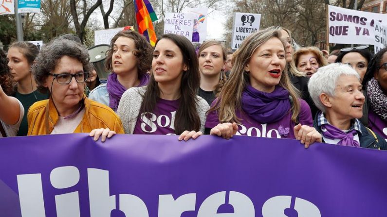 La ministra de Igualdad, Irene Montero (2i), y la delegada del Gobierno contra la Violencia de Género, Victoria Rosell (2d), en la manifestación por el Día de la Mujer, este domingo en Madrid. EFE/ Ballesteros