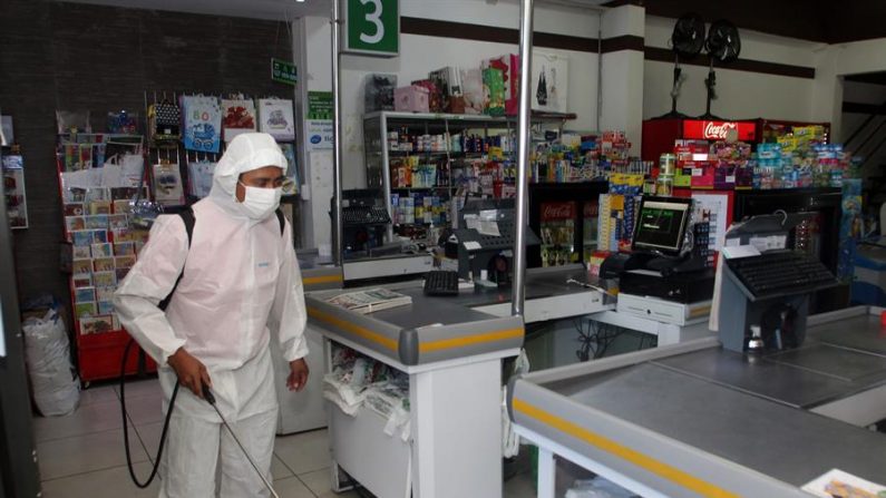 Un hombre fumiga en una tienda durante el primer día de cuarentena debido a la crisis por el virus del PCCh este domingo en Santa Cruz (Bolivia). EFE/Juan Carlos Torrejón
