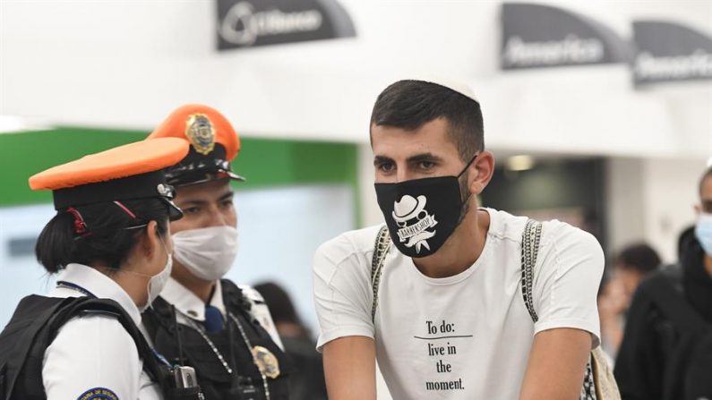 Agentes vigilan este miércoles en el Aeropuerto Internacional de Ciudad de México (México) la llegada de turistas internacionales. EFE/Jorge Núñez
