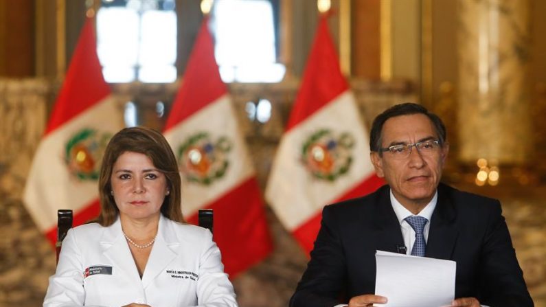 Fotografía cedida por la Presidencia de Perú que muestra al mandatario peruano, Martín Vizcarra (d), junto a la ministra peruana de Salud, Elizabeth Hinostroza (i), durante una declaración a los medios este viernes, desde el Palacio de Gobierno, en Lima (Perú). EFE/ PRESIDENCIA PERÚ 