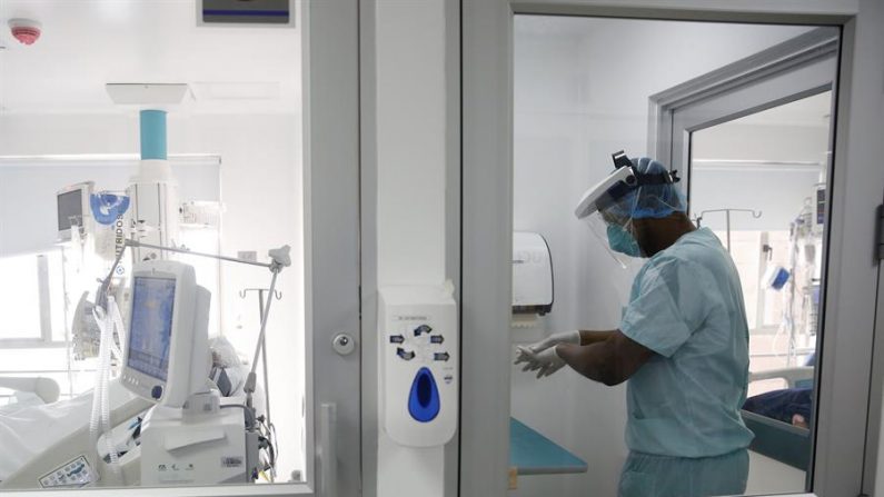 Un enfermero se prepara para ingresar en la unidad de cuidados intensivos de la Clínica Nueva, donde se atiende un paciente sospechoso por Covid-19, en Cali (Colombia). EFE/ Ernesto Guzman Jr
