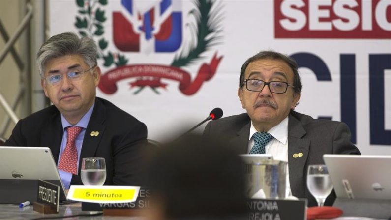 Joel Hernández (i) y Luis Ernesto Vargas escuchan a representantes del Estado en la audiencia de la Comisión Interamericana de Derechos Humanos (CIDH). EFE/Orlando Barría/Archivo
