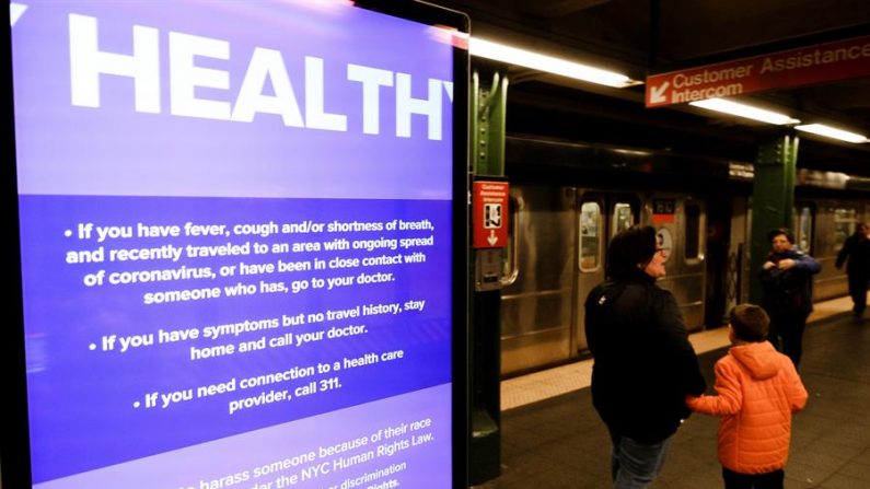 Un anuncio de servicio público relacionado con el coronavirus se ve en pantalla en la estación de metro de Times Square en Nueva York, Nueva York, EE.UU.. EFE/EPA/Justin Lane
