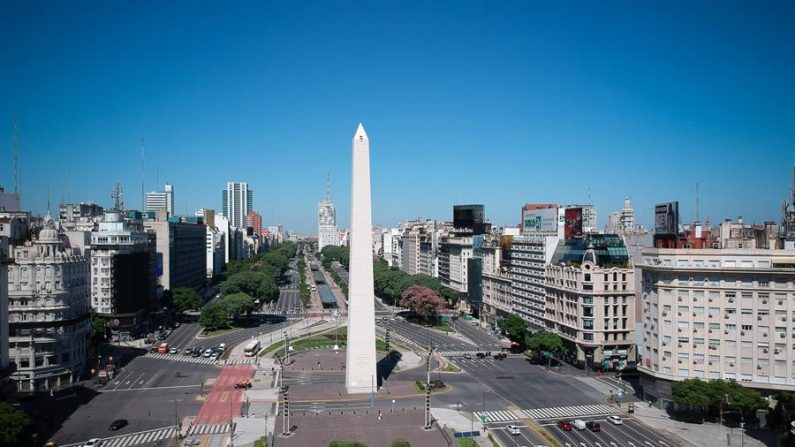 Vista área del sector del Obelisco, prácticamente vacío, durante el primer día de aislamiento el 20 de marzo de 2020, en Buenos Aires (Argentina). EFE/ Juan Ignacio Roncoroni