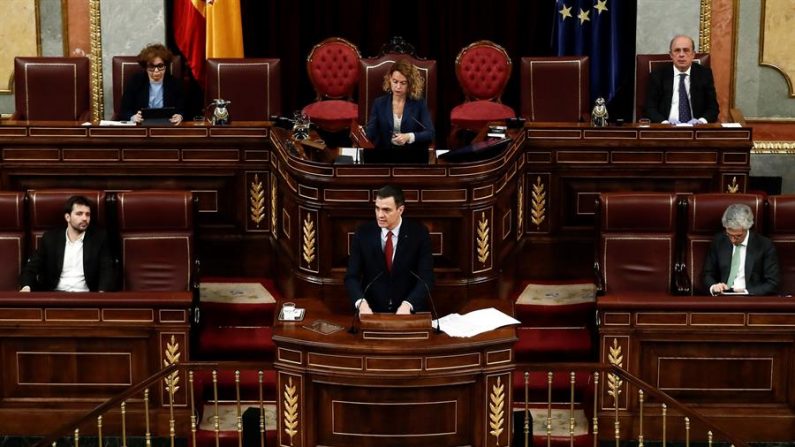 El presidente del Gobierno español, Pedro Sánchez (c), durante su intervención en el pleno del Congreso celebrado en Madrid. EFE/Mariscal
