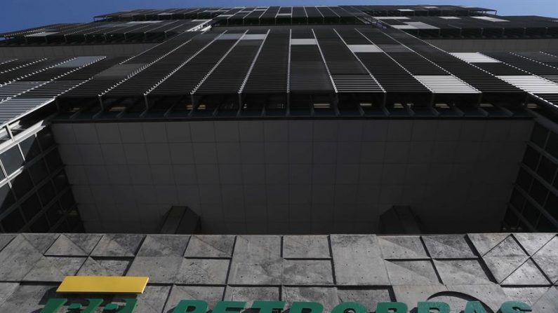 Fotografía que muestra la fachada de la sede de la petrolera brasileña Petrobras, en la ciudad de Rio de Janeiro (Brasil). EFE/ Marcelo Sayão/Archivo
