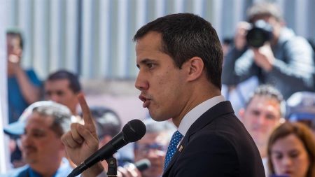 Denuncian la detención ilegal de dos colaboradores de Juan Guaidó