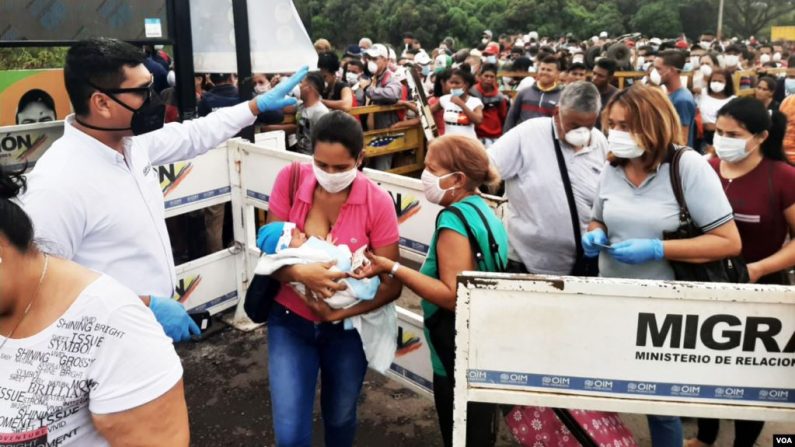 Acciones de prevención en la frontera colombo-venezolana contra el coronavirus. Foto: Heider Logatto/VOA.
