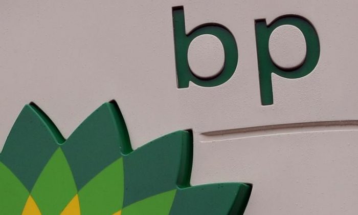 Logo de una gasolinera de BP aparece en Manchester, al noroeste de Inglaterra, el 27 de julio de 2010. (Andrew Yates/AFP/Getty Images)

