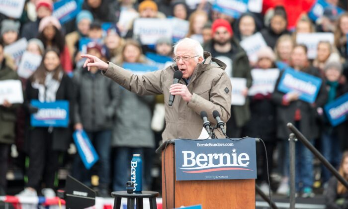 El candidato presidencial demócrata y senador Bernie Sanders (I-Vt.), durante un mitin de campaña en el Boston Common en Boston, Massachusetts, el 29 de febrero de 2020. (Scott Eisen/Getty Images)
