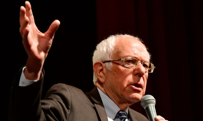El aspirante demócrata a la presidencia, el senador Bernie Sanders (I-Vt.), habla en un mitin llamado Bernie 2020 en el Teatro Stifel en el centro de St. Louis, Mo., el 9 de marzo de 2020. (Tim Vizer/AFP a través de Getty Images)