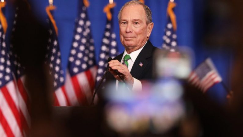 El excandidato presidencial demócrata Mike Bloomberg se dirige a su personal y a los medios de comunicación después de anunciar que terminará su campaña en la ciudad de Nueva York el 4 de marzo de 2020. (Spencer Platt/Getty Images)

