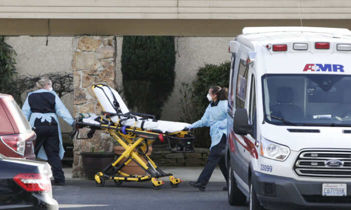 Una camilla es trasladada de una ambulancia AMR al Centro de Cuidado de la Vida de Kirkland donde un asociado y un residente fueron diagnosticados con el nuevo coronavirus (COVID-19) el 29 de febrero de 2020. (Jason Redmond/AFP vía Getty Images)