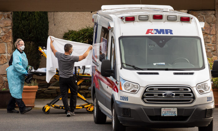 Trabajadores de la salud transportan a un paciente en camilla a una ambulancia en el Life Care Center de Kirkland, en Washington, el 29 de febrero de 2020. (David Ryder/Getty Images)
