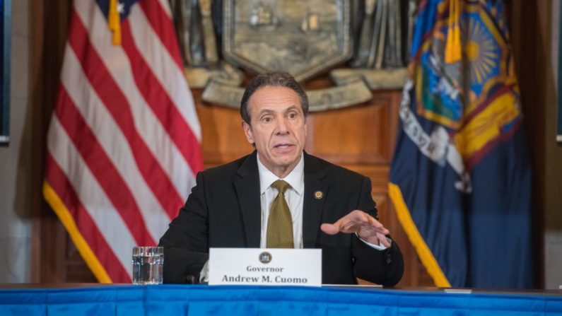 El Gobernador de Nueva York, Andrew Cuomo, sostiene una sesión informativa sobre el Coronavirus, 112 nuevos casos, y reitera las formas de reducir la propagación a través de pruebas y reducción de la densidad. Cuomo agradeció al presidente Trump, y al vicepresidente Pence diciendo: "Quiero agradecer al vicepresidente y especialmente al presidente que facilitó esto y respondió rápidamente" (Darren McGee/Oficina del Gobernador Andrew Cuomo)