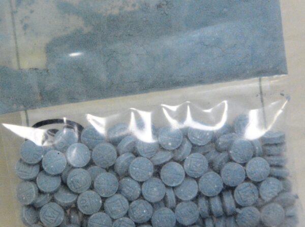 Heroína y fentanilo prensados en forma de píldora. (DEA)