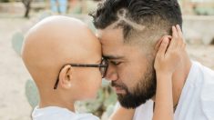 Papá celebra su cumpleaños pidiéndole a su hija con alopecia que le afeite la cabeza