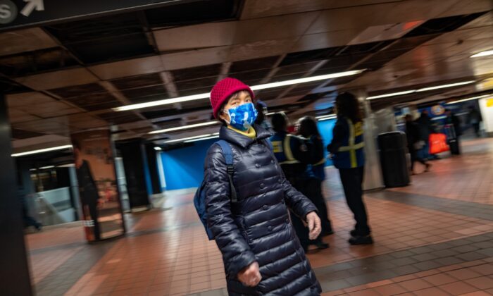 Una mujer lleva una máscara médica en la estación Grand Central de Nueva York el 5 de marzo de 2020. (David Dee Delgado/Getty Images)