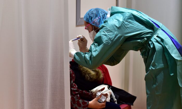Un médico examina a un paciente en la unidad de detección hospitalaria del CHU Pellegrin, en Burdeos, suroeste de Francia (Georges Gobet/AFP a través de Getty Images)