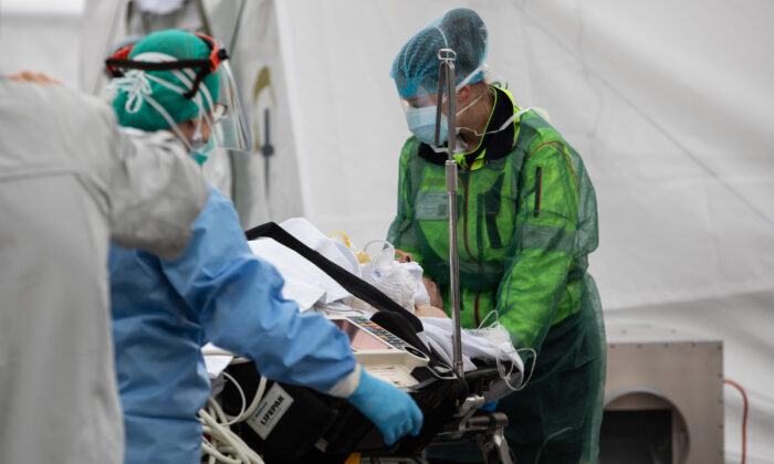 Un paciente es tratado por un médico en el Hospital de Campo de Emergencia de Samaritan's Purse, en Cremona, cerca de Milán, Italia, el 20 de marzo de 2020. (Emanuele Cremaschi/Getty Images)