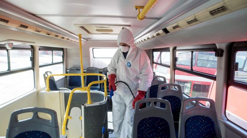 Un trabajador desinfecta un autobús público contra COVID-19 en Skopje, Macedonia del Norte, el 29 de febrero de 2020. (Robert Atanasovski/AFP a través de Getty Images)
