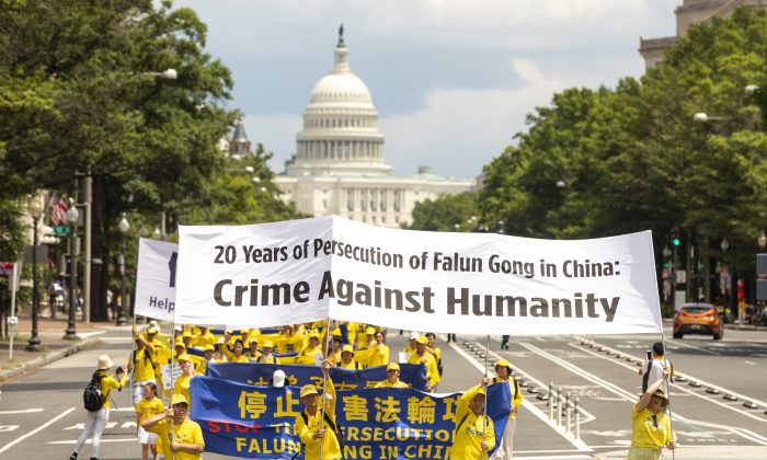 Practicantes de Falun Gong marchan desde el Capitolio de los Estados Unidos hasta el Monumento a Washington en conmemoración del 20º aniversario de la persecución a Falun Gong en China el 18 de julio de 2019 en Washington. (Samira Bouaou/The Epoch Times)