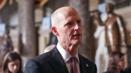 Senador Rick Scott entra en cuarentena por posible contacto con caso de coronavirus brasileño