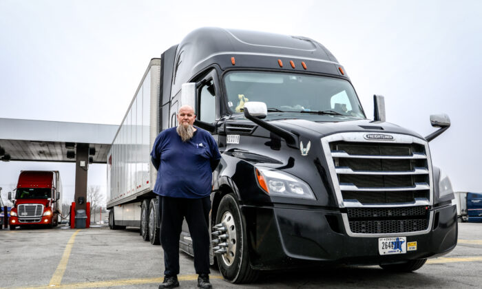 El camionero Randy Griffith de pie junto a su Freighliner en la parada de camiones TA Truck Service en London, Ohio, el 19 de marzo de 2020. (Charlotte Cuthbertson/The Epoch Times)