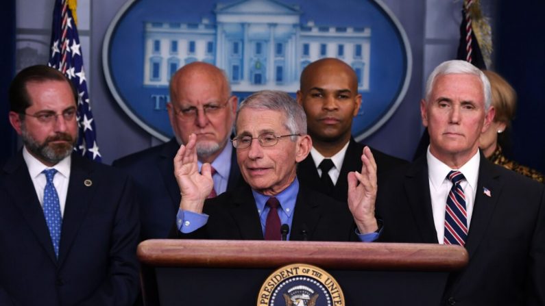 El director del Instituto Nacional de Alergias y Enfermedades Infecciosas de los Institutos Nacionales de Salud, Dr. Anthony Fauci, habla sobre el COVID-19 junto con el vicepresidente Mike Pence y los miembros de la Fuerza de Tarea de Coronavirus en la Sala de Prensa de Brady Press en la Casa Blanca en Washington el 9 de marzo de 2020. (SAUL LOEB/AFP a través de Getty Images)