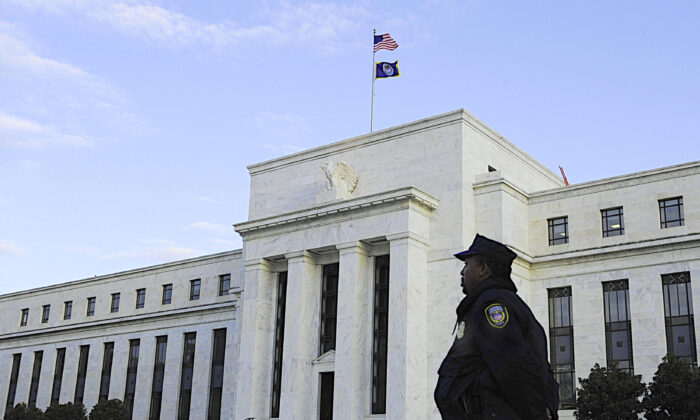 Un oficial de la Reserva Federal de Estados Unidos está de guardia frente al Edificio de la Reserva Federal en Washigton, DC, el 29 de octubre de 2008. (Karen Bleier/AFP/Getty Images)