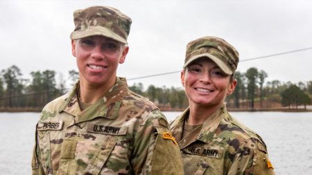 Mujeres soldados se convierten en las 2 primeras en graduarse de la Escuela Ranger del Ejército