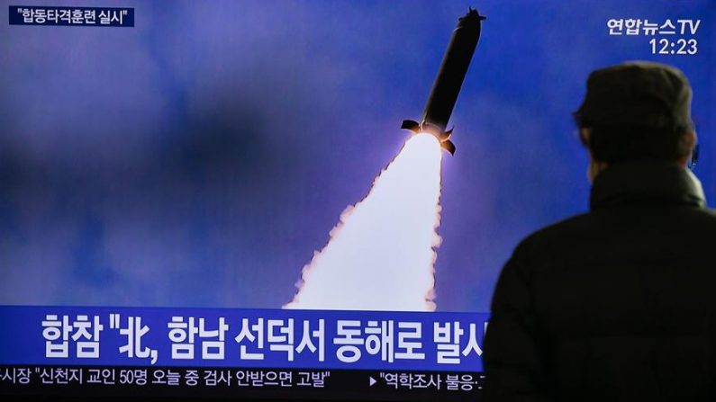 Corea del Norte confirmó el "ejercicio de artillería de largo alcance" realizado el 9 de marzo de 2020, y señaló que el ensayo estuvo supervisado por el máximo líder del país, Kim Jong-un. EFE/EPA/JEON HEON-KYU