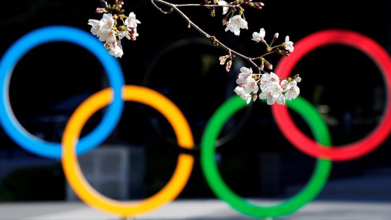 Cerezos en flor delante del monumento de los Anillos Olímpicos frente a la sede del Comité Olímpico de Japón. EFE/FRANCK ROBICHON