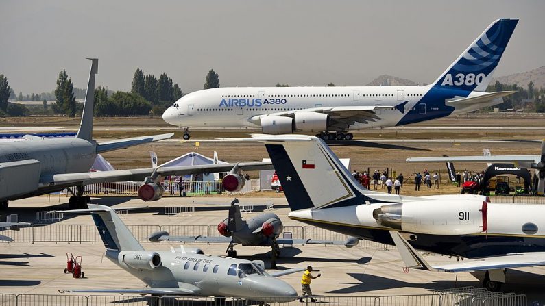 Diversos aviones se sientan en la pista del aeropuerto internacional en Santiago, Chile, el 25 de marzo de 2014.  (Martin BernettiI/AFP vía Getty Images)