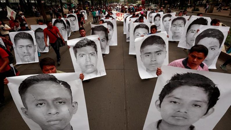 Familiares, estudiantes y simpatizantes de los 43 jóvenes desaparecidos de Ayotzinapa protestan en Ciudad de México, México. EFE/José Méndez