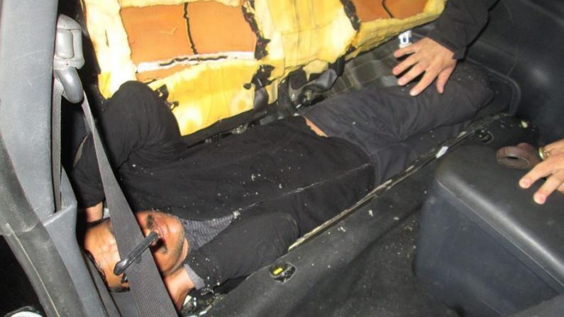 Fotografía cedida por la Oficina de Aduanas y Protección Fronteriza (CBP) donde se muestra a un hombre mexicano, de 48 años, escondido adentro del asiento trasero de un automóvil en un intento de ingreso ilegal a Estados Unidos. EFE/CBP