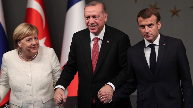 (i-d) La canciller alemana, Angela Merkel, el presidente turco, Recep Tayyip Erdogan y el presidente francés, Emmanuel Macron en una reunión sobre Siria en Estambul (Turquía) en octubre de 2018. EFE/EPA/TOLGA BOZOGLU/Archivo