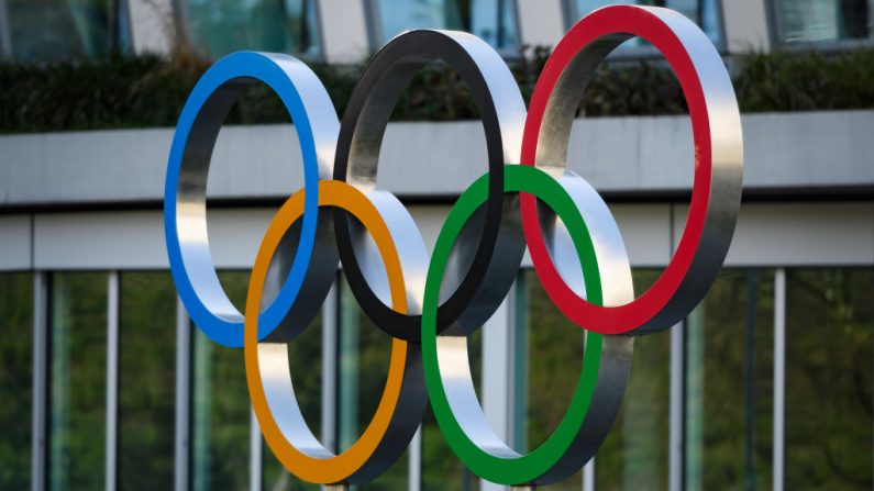 Los Anillos Olímpicos se muestran en la sede del Comité Olímpico Internacional (COI) en Lausana, Suiza, el 3 de marzo de 2020. (FABRICE COFFRINI/AFP vía Getty Images)