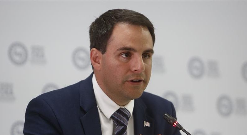 Fotografía de archivo del 27 de junio del 2019 del embajador de Estados Unidos ante la OEA, Carlos Trujillo, en una rueda de prensa en el marco de la 49 Asamblea General de la OEA en Medellín (Colombia). EFE/Luis Eduardo Noriega/Archivo