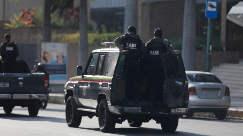 Un camión de las FAES (Fuerzas de Acciones Especiales) que responden a Nicolás Maduro transporta a los diputados de la oposición de la Asamblea Nacional Zandra Castillo, Renso Pietro y Angel Torres después de registrar el Hotel en el área de El Rosal el 10 de marzo de 2020 en Caracas, Venezuela. (Leonardo Fernandez Viloria/Getty Images)