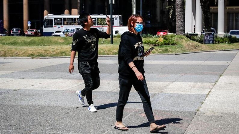 Una mujer con tapaboca camina el 13 de marzo de 2020 en Montevideo (Uruguay). EFE/Raúl Martínez