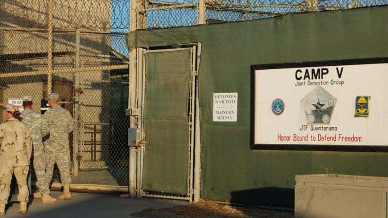 Vista de la entrada al campamento V de la Base Naval de Guantánamo. EFE/Jairo A. Mejía/Archivo