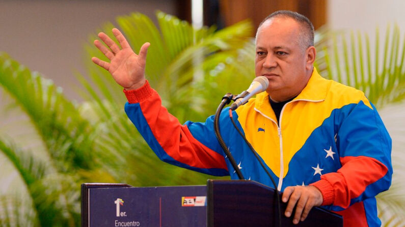 Diosdado Cabello, el segundo hombre del chavismo, habla durante el 1er Encuentro Internacional de Trabajadores en solidaridad con el régimen y el pueblo venezolano en el Hotel Alba de Caracas, Venezuela, el 29 de agosto de 2019. (MATIAS DELACROIX/AFP/Getty Images)