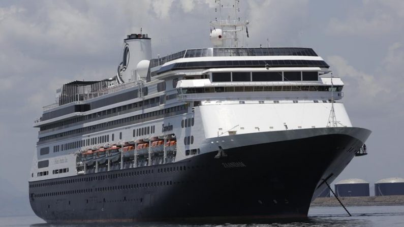 Vista el 27 de marzo de 2020 del crucero con destino a EE.UU. que las autoridades de Panamá negaron el permiso para transitar por el Canal y pusieron en cuarentena por el virus del PCCh, en Ciudad de Panamá (Panamá). EFE/Carlos Lemos