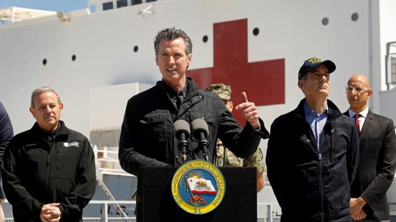 El gobernador de California Gavin Newsom habla frente al barco hospital USNS Mercy que llegó al puerto de Los Ángeles, California, EE.UU. EFE/EPA/Carolyn Cole / PISCINA