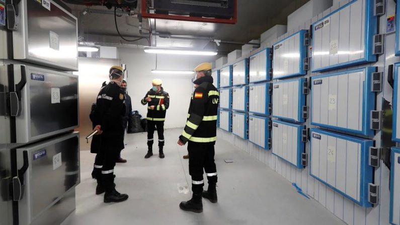 Fotografía facilitada por la Comunidad de Madrid, de los miembros de la Unidad Militar de Emergencias en el interior del edificio de la Ciudad de la Justicia del barrio de Valdebebas. EFE/Diego Sinova/Archivo