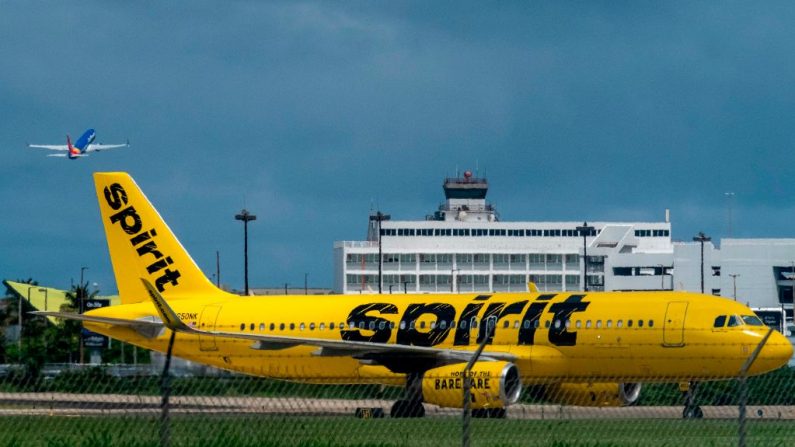 Un avión comercial de Spirit Airlines se ve gravando en la pista mientras otro despega del Aeropuerto Internacional Luis Muñoz Marín en San Juan, Puerto Rico, el 18 de marzo de 2020. (RICARDO ARDUENGO/AFP vía Getty Images)