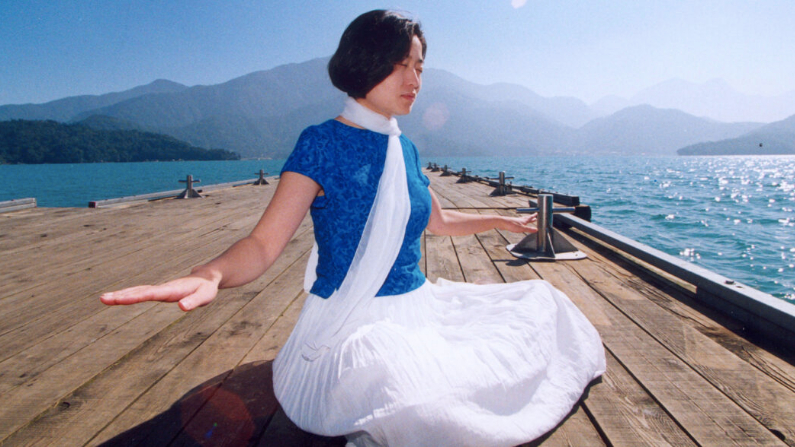Una mujer haciendo meditación de Falun Dafa. Después de un experimento con escáneres cerebrales, un grupo de meditadores de toda la vida pudieron transformar la anatomía del cerebro de maneras sorprendentes. (Minghui.org)