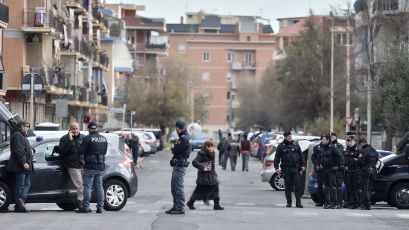 Carabineros y policías italianos charlan en una calle el 28 de noviembre de 2017 durante los registros en Ostia, el distrito costero de Roma. (TIZIANA FABI/AFP/Getty Images)